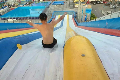 水上滑梯